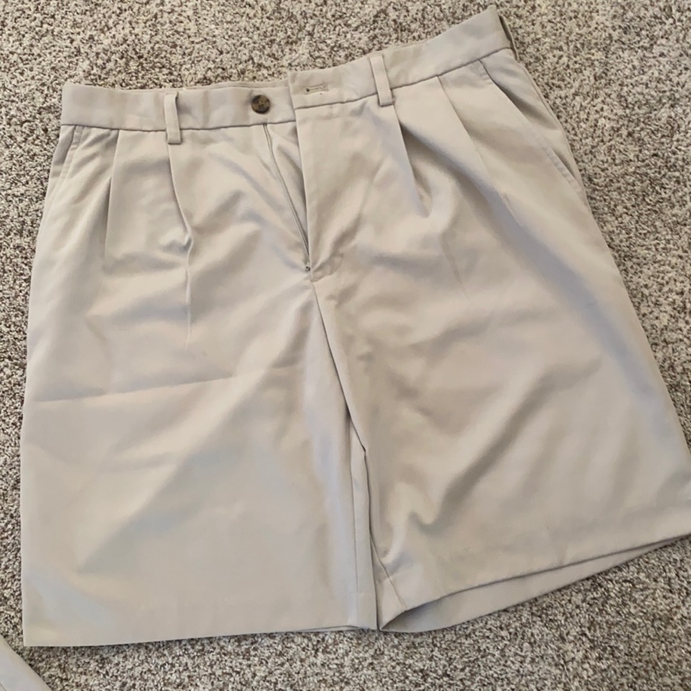 Izod Golf shorts light khaki pleated excellent condition 33 inch waist